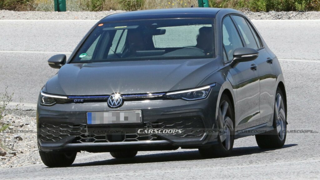  2024 VW Golf GTE Facelift Spied With Α Revised Bodykit