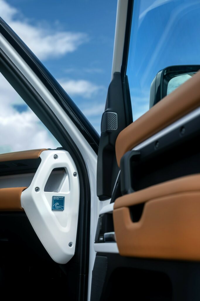 Land Rover Defender 90 Marine Blue Edition: Sylter Sondermodell mit  Surfbrett 