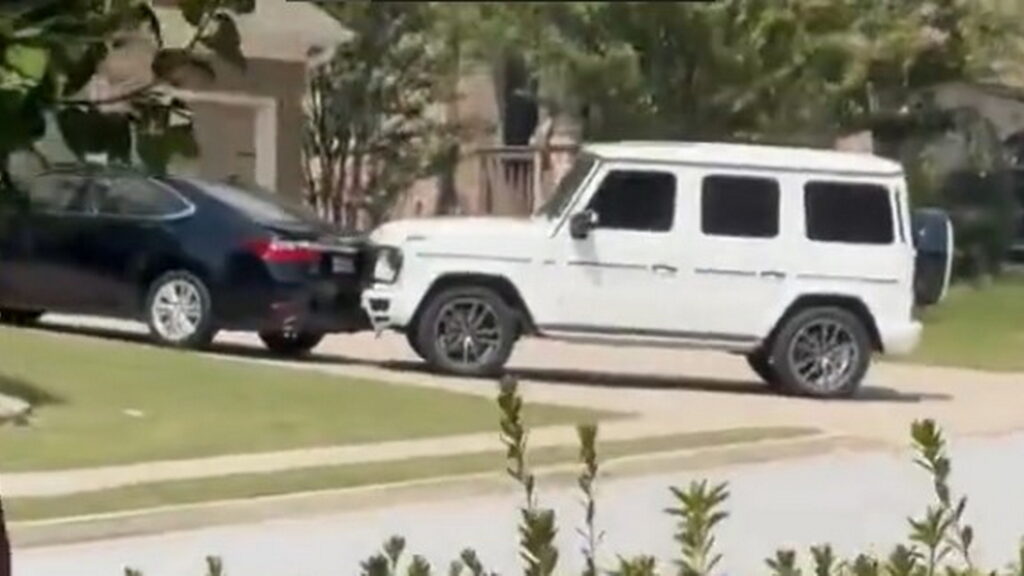  Mercedes G500 Driver Goes On Car-Smashing Spree Like He’s At A Demolition Derby