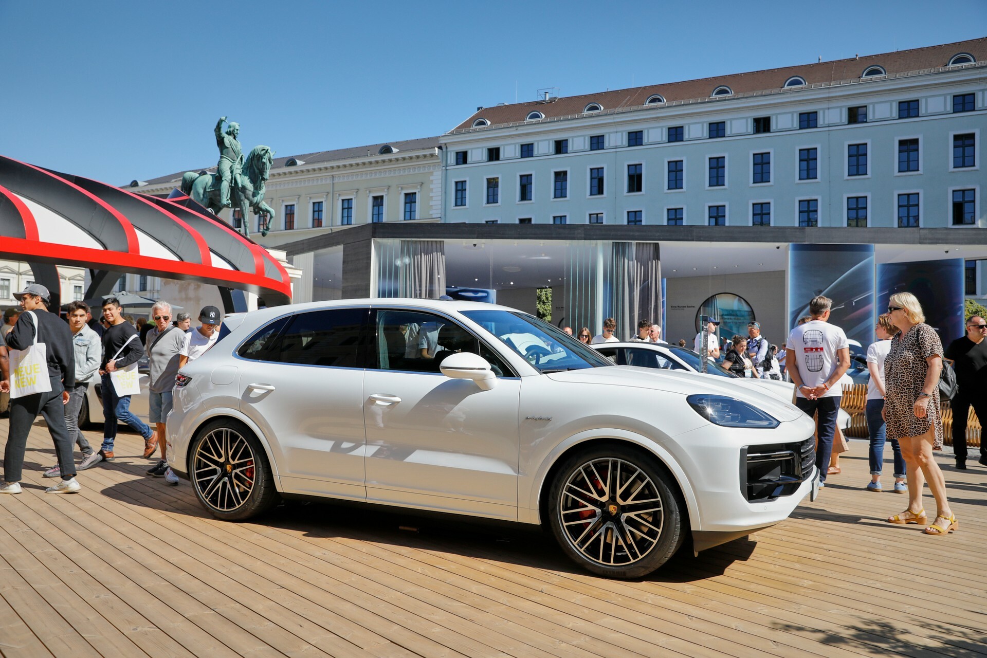 2024 Porsche Cayenne Turbo E-Hybrid - 6