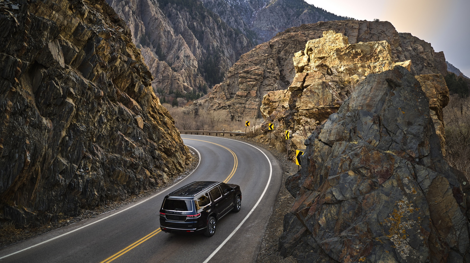 Jeep Grand Wagoneer 4