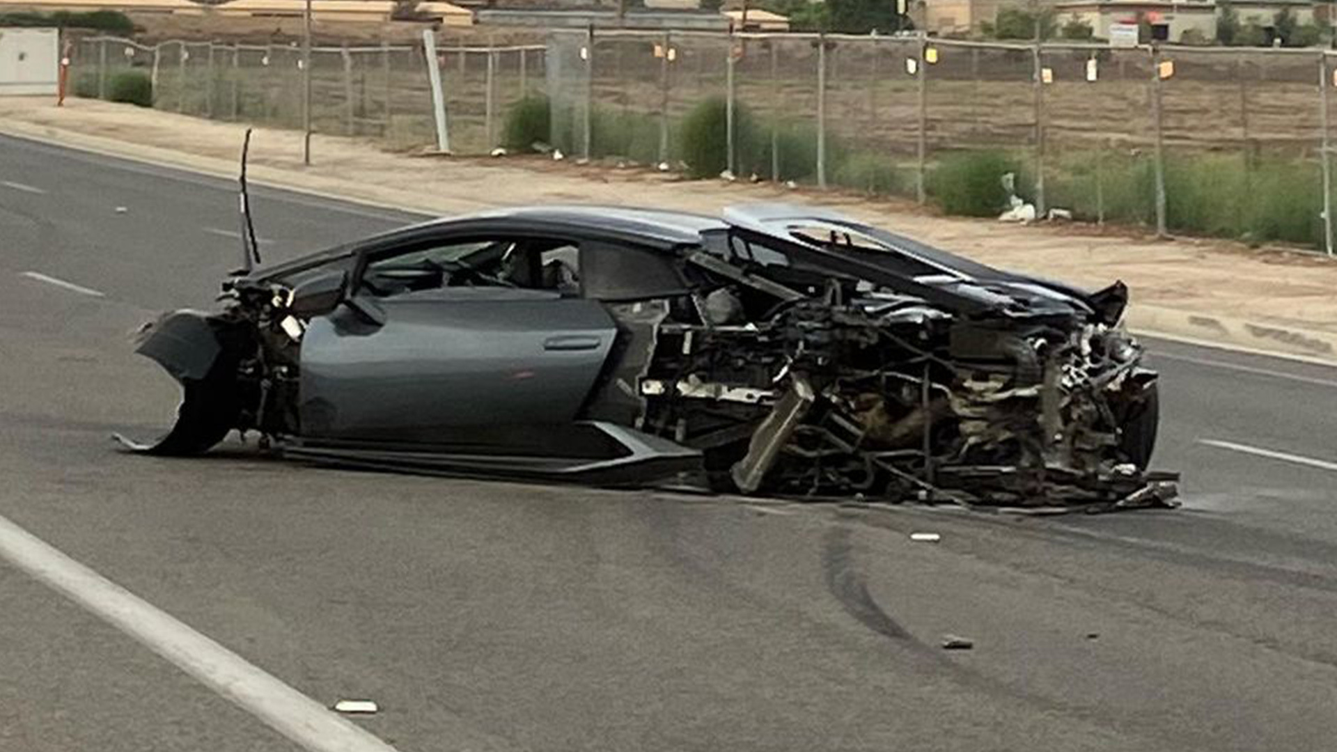 Lamborghini Huracan, sokak yarışı yaptığı ve Toyota Prius ile çarpıştığı iddiası sonrasında parçalandı