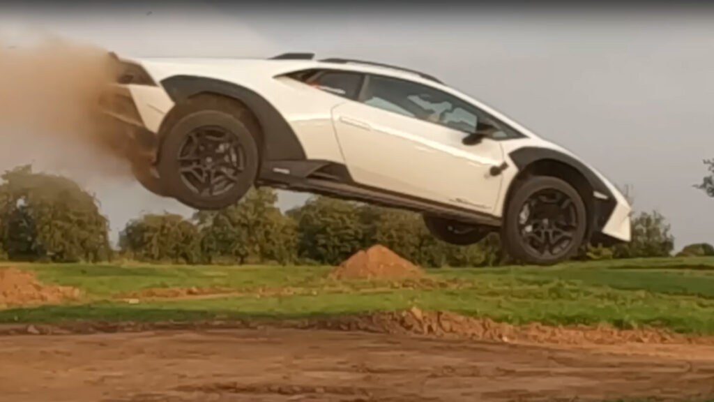  Lamborghini Never Thought The Huracan Sterrato Would Be Jumped Like This