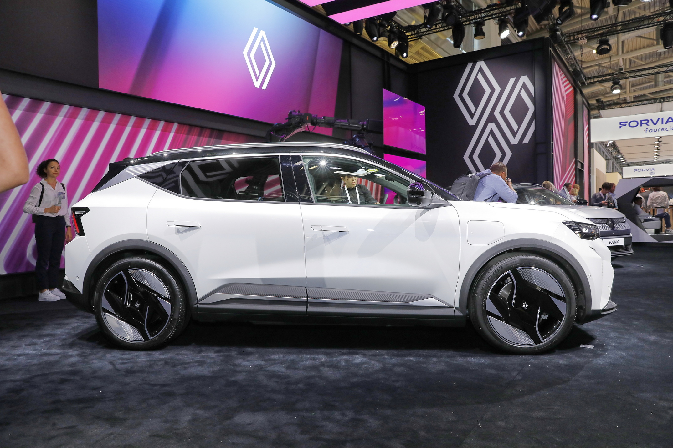 2024 Renault Scenic E-Tech Is A Family-Friendly Electric Crossover With ...