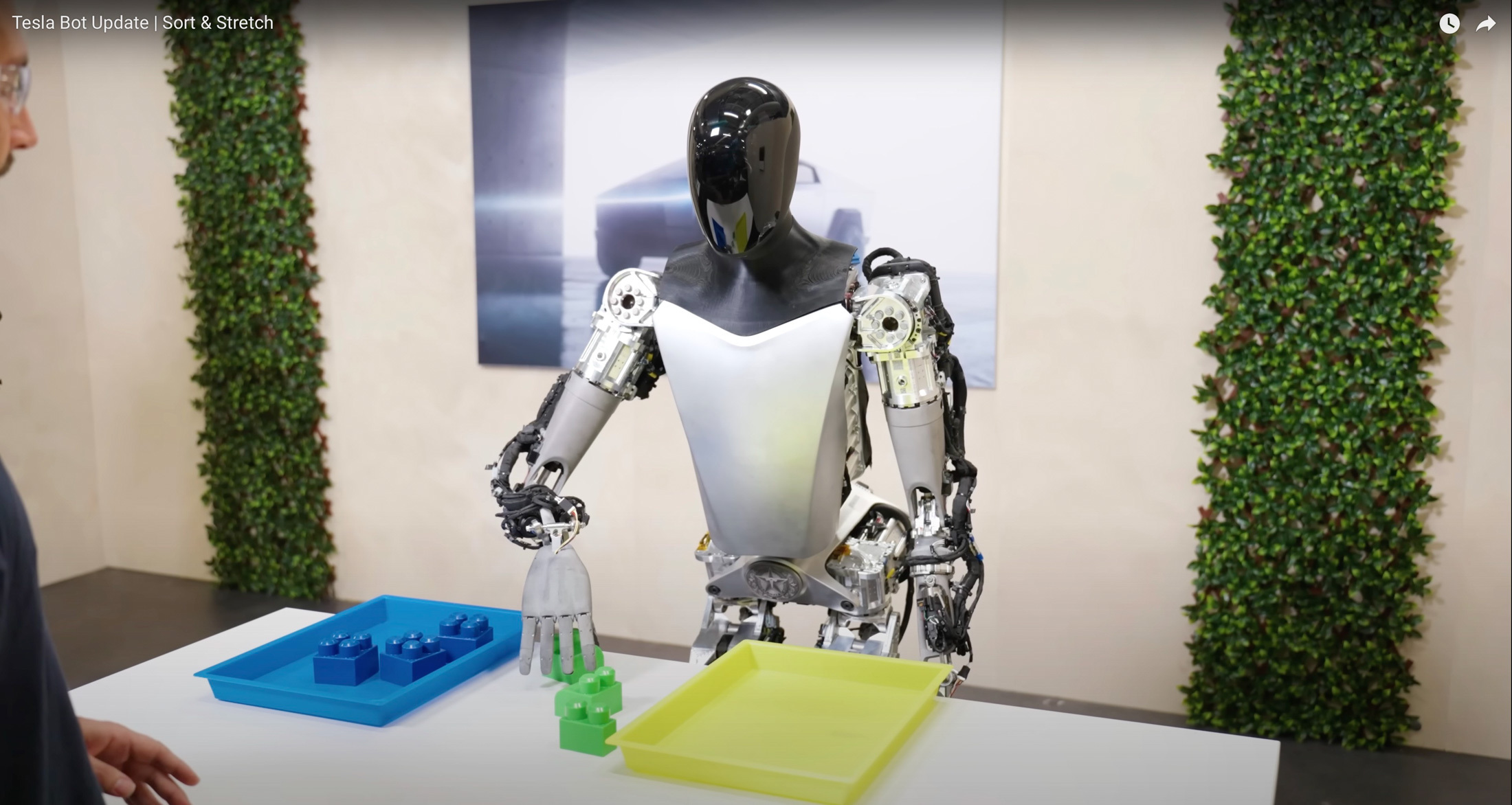 その他 Tesla bot Tesla's Optimus Robot Shows How It's Coming For Your Boring Job