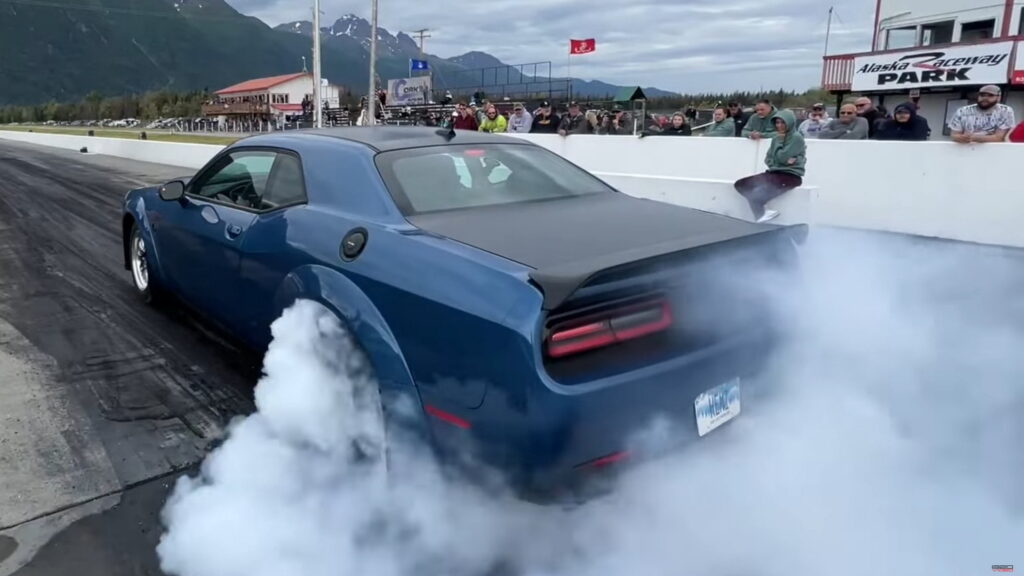     Mira al corredor ciego más rápido del mundo alcanzar 123 MPH en su nuevo Challenger Super Stock