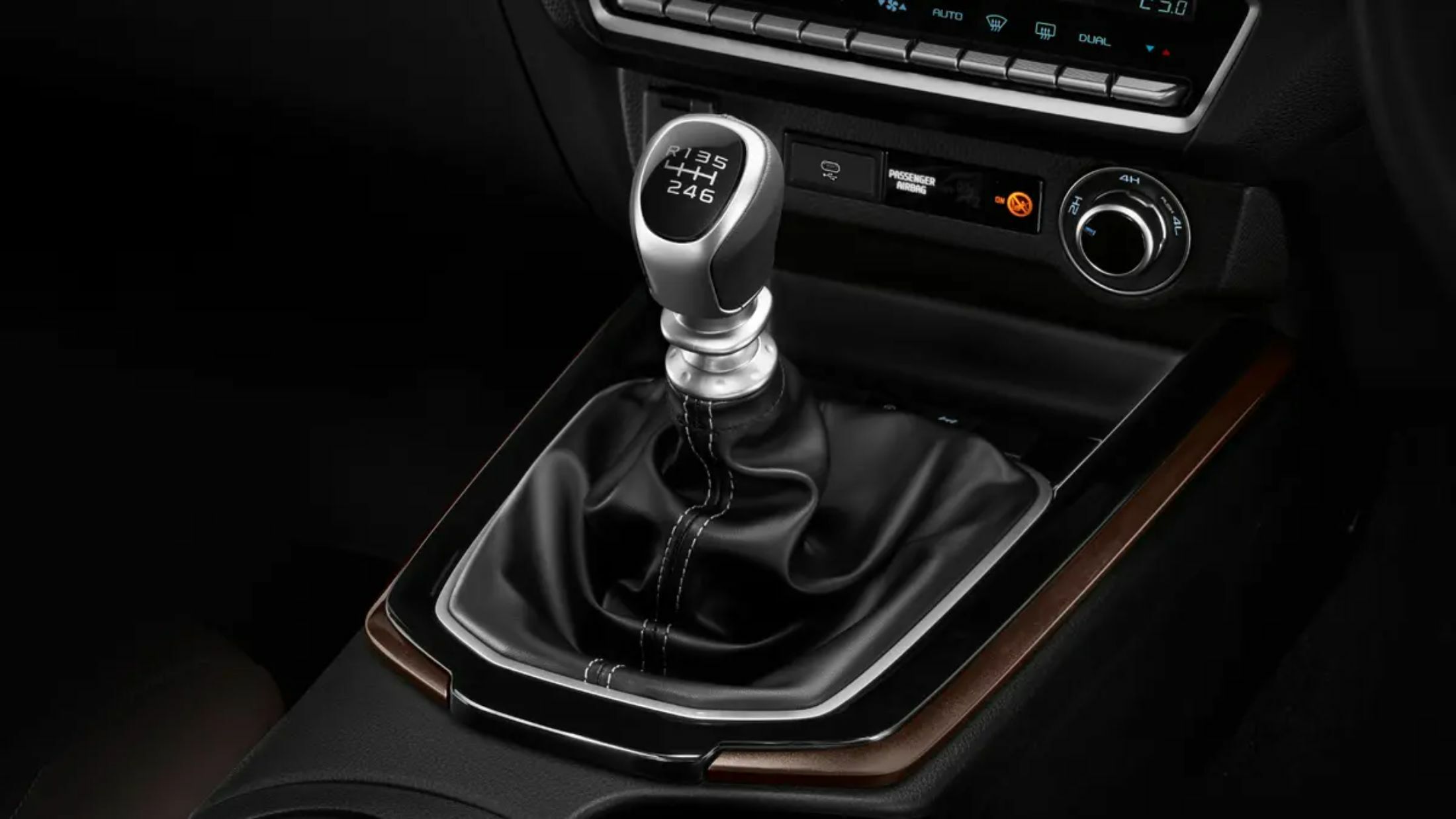 2024 Isuzu D-Max V-Cross Interior (9)