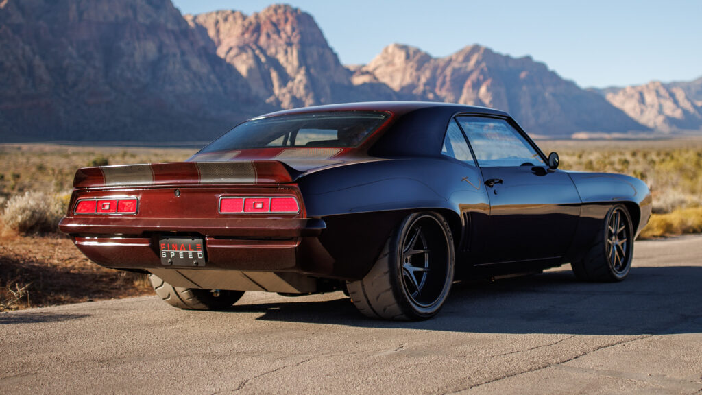   Tốc độ cuối cùng tạo nên chiếc Chevy Camaro '69 đỉnh cao với LT4 650 mã lực và lớp hoàn thiện bằng carbon đỏ