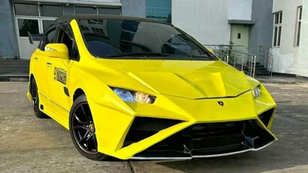  This Honda Civic Desperately Wants To Be A Lamborghini Huracan