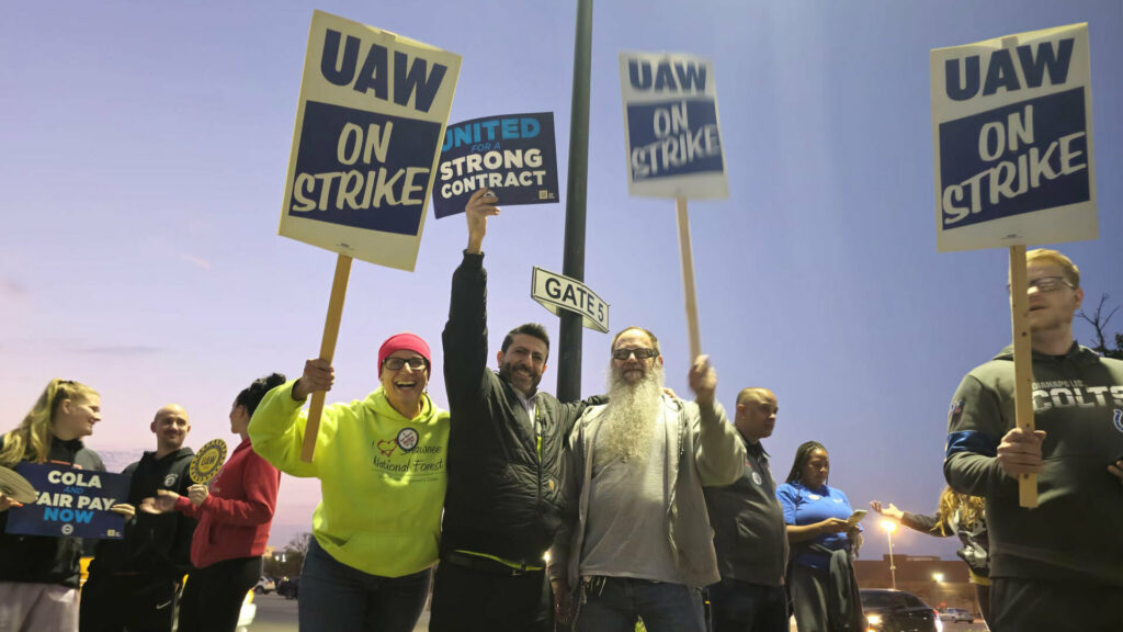    L'UAW reste ferme, mais n'attendra plus le vendredi pour prolonger la grève