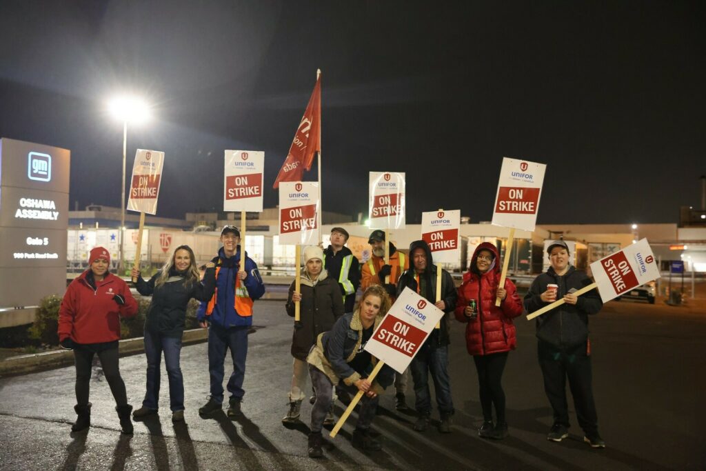  Canada’s Unifor Union Goes On Strike Against GM