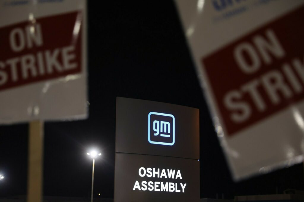  Canada’s Unifor Union Goes On Strike Against GM