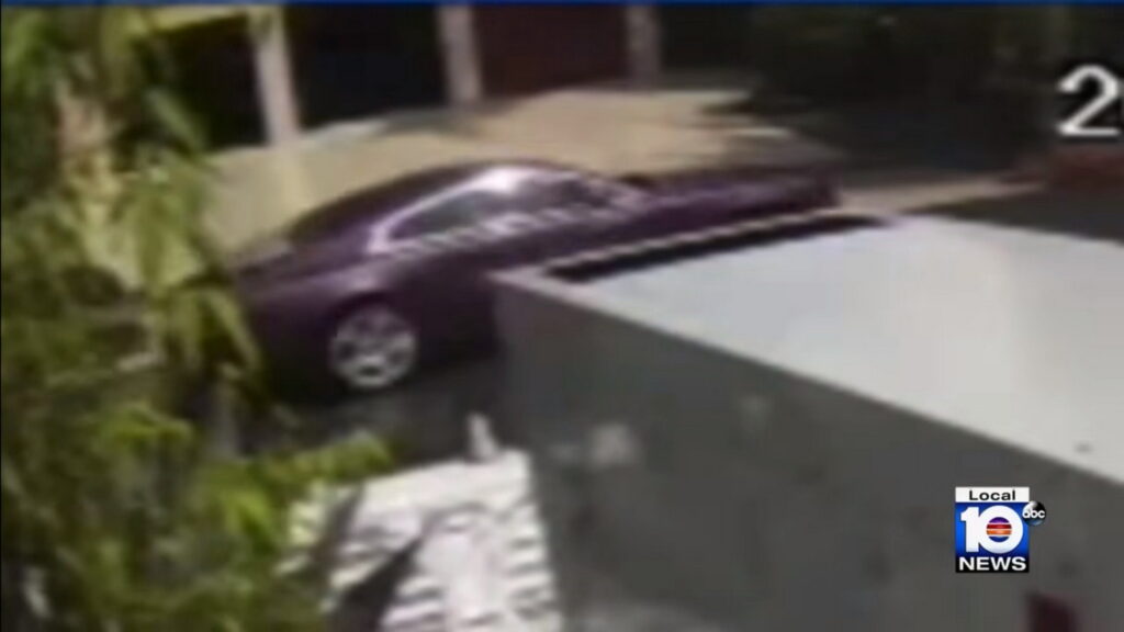  Rolls-Royce Owner Uses Aerial Banner To Hunt Down Wife’s Stolen Purple Wraith