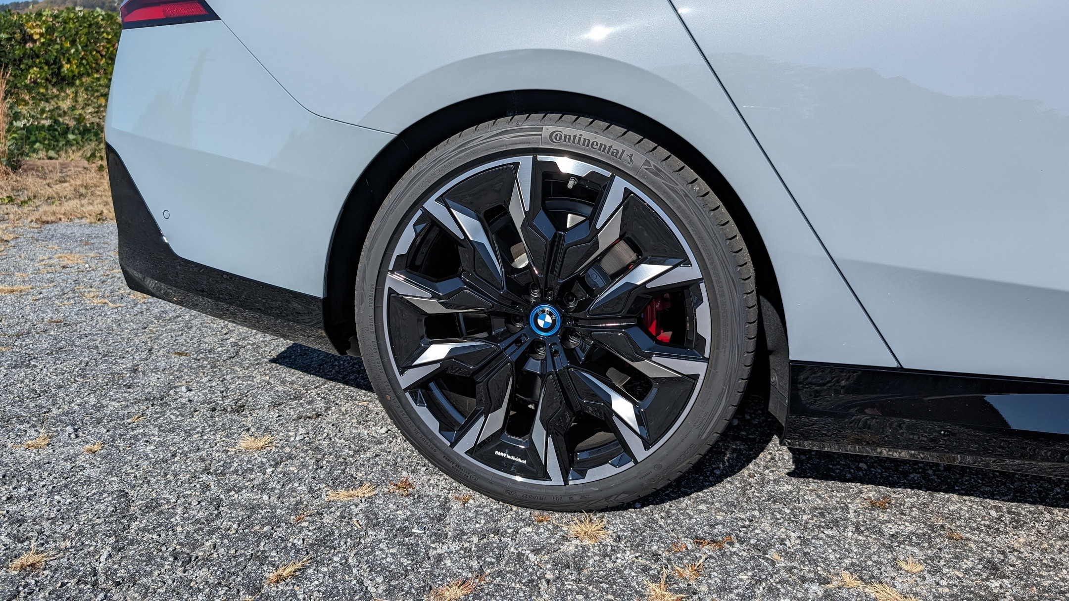 2024 BMW i5 M60 xDrive by Stephen Rivers for Carscoops 21