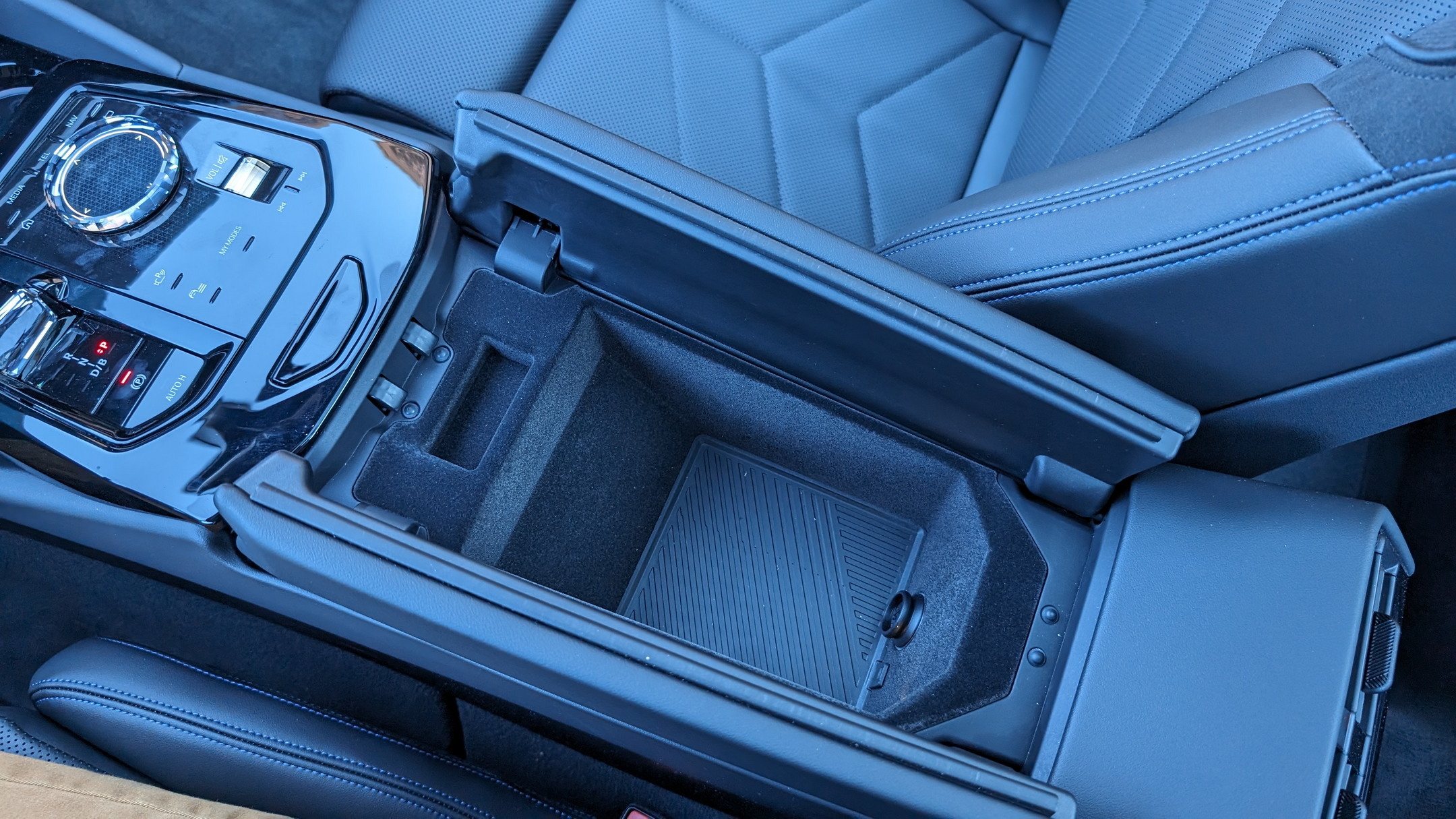 2024 BMW i5 M60 xDrive by Stephen Rivers for Carscoops 32