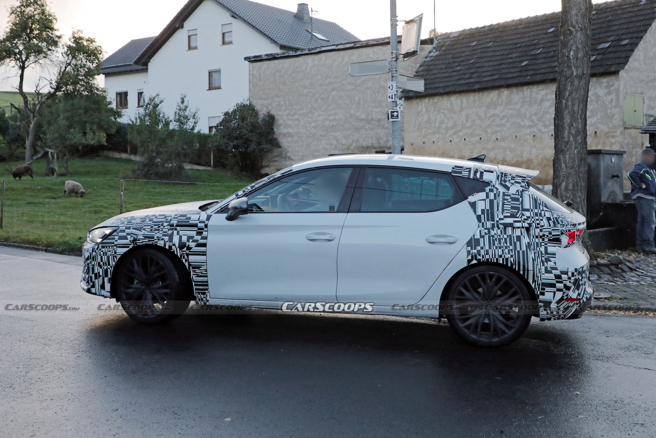  Foto zu 2024 Cupra Leon Almost Ready To Reveal Tavascan-Style Face 