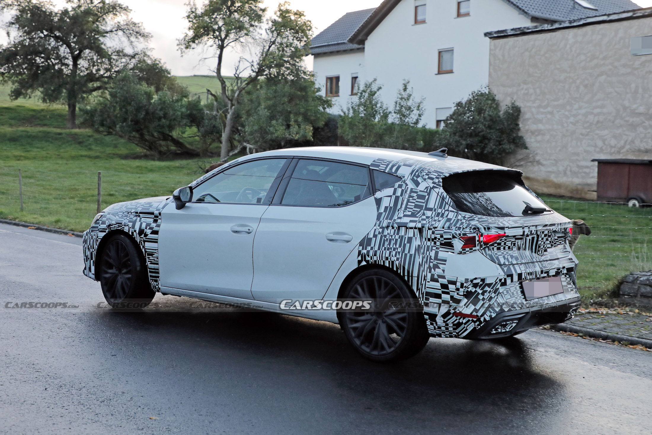  Foto zu 2024 Cupra Leon Almost Ready To Reveal Tavascan-Style Face 