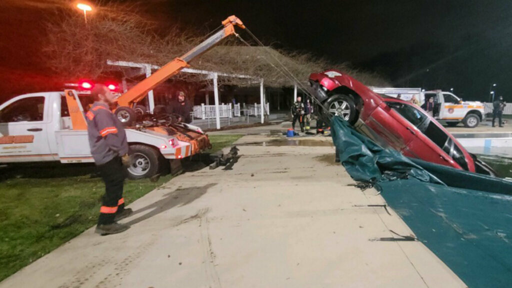  Police Chase Ends With Chrysler Pacifica Plunging Into A Pool