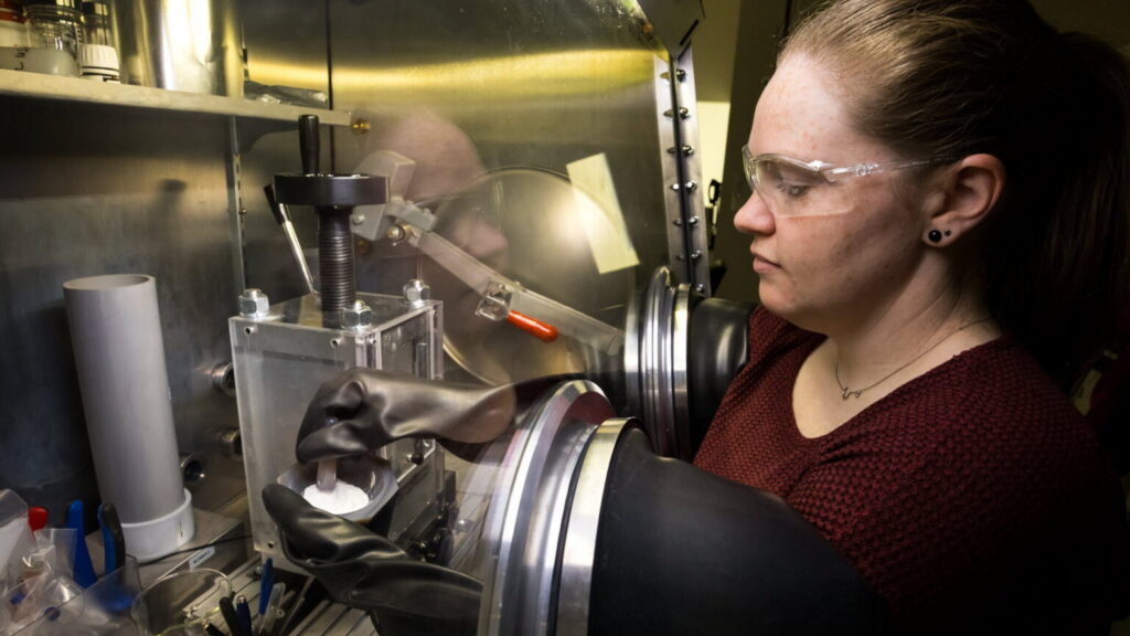  Microsoft’s AI Helps Find Promising New Battery Material With 70% Less Lithium