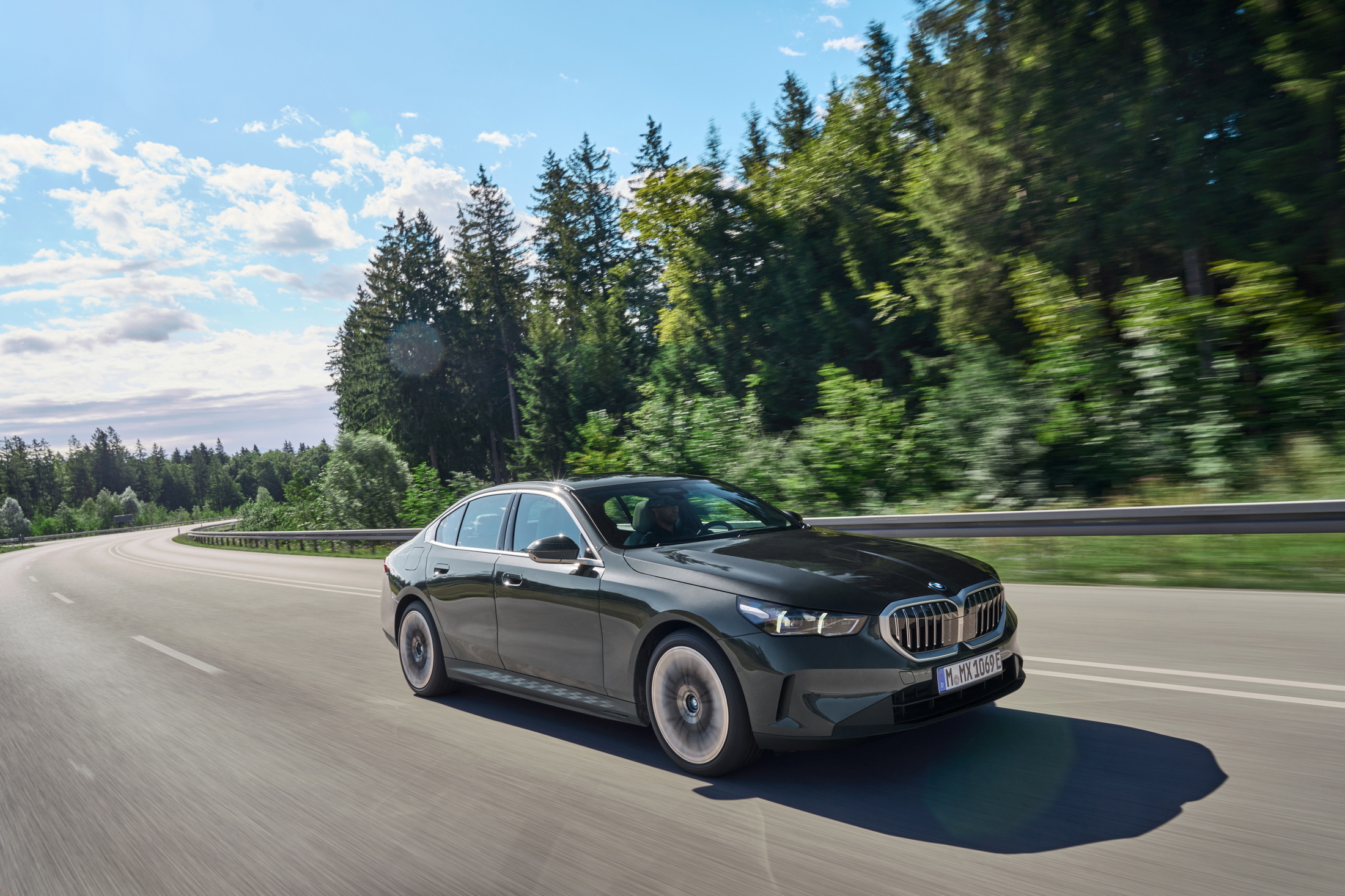 2025 BMW i5 xDrive40 EV And 550e xDrive Plug-in Hybrid Coming To ...