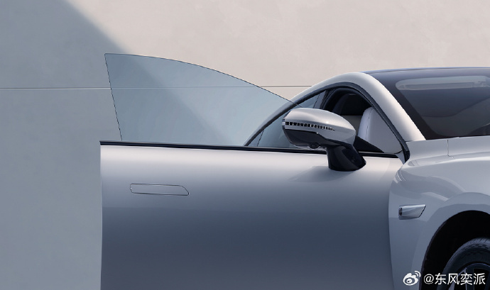 Зовнішній вигляд моделі Dongfeng eπ 007