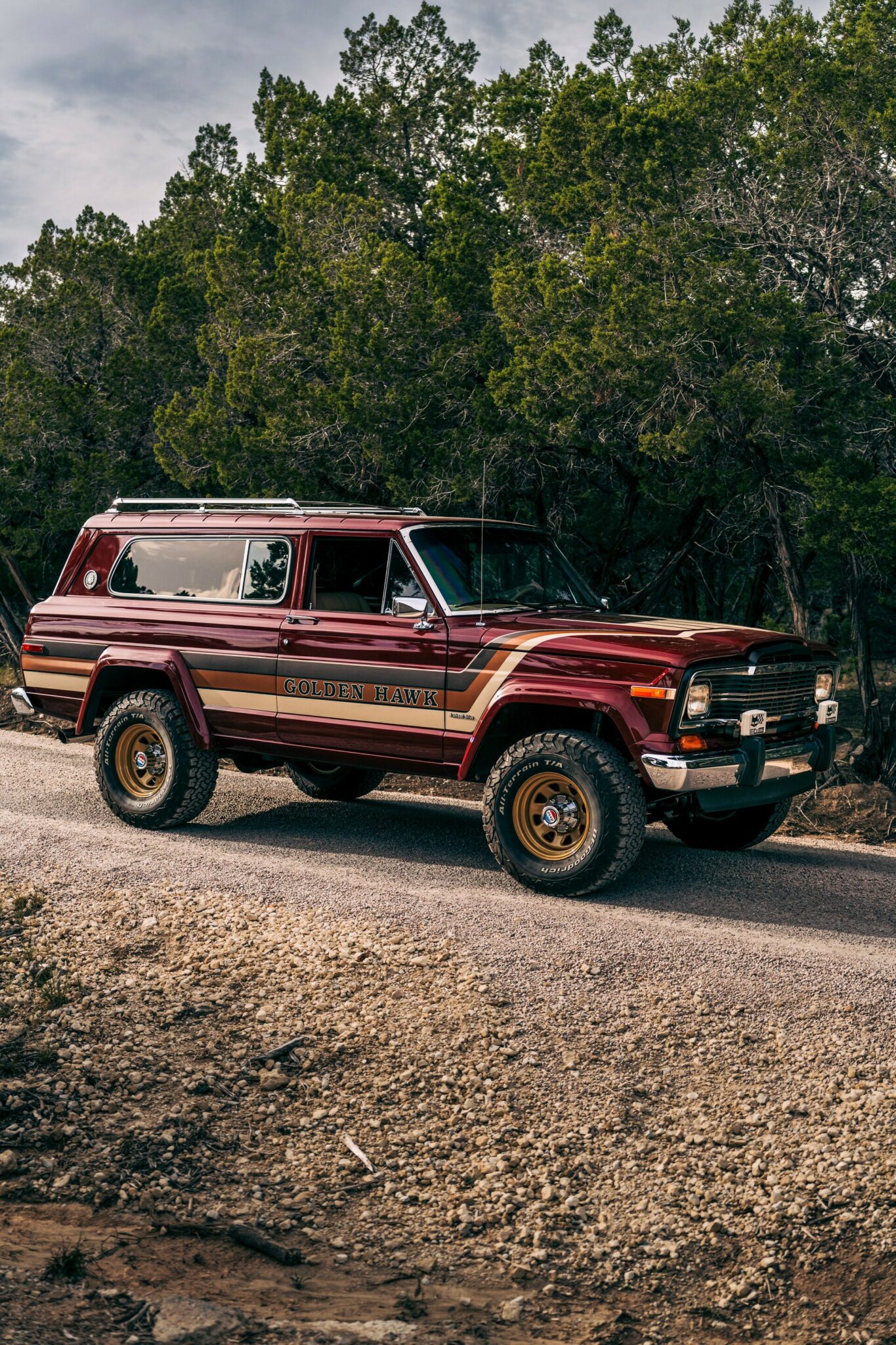Elegant Jeep Cherokee Golden Hawk Photos