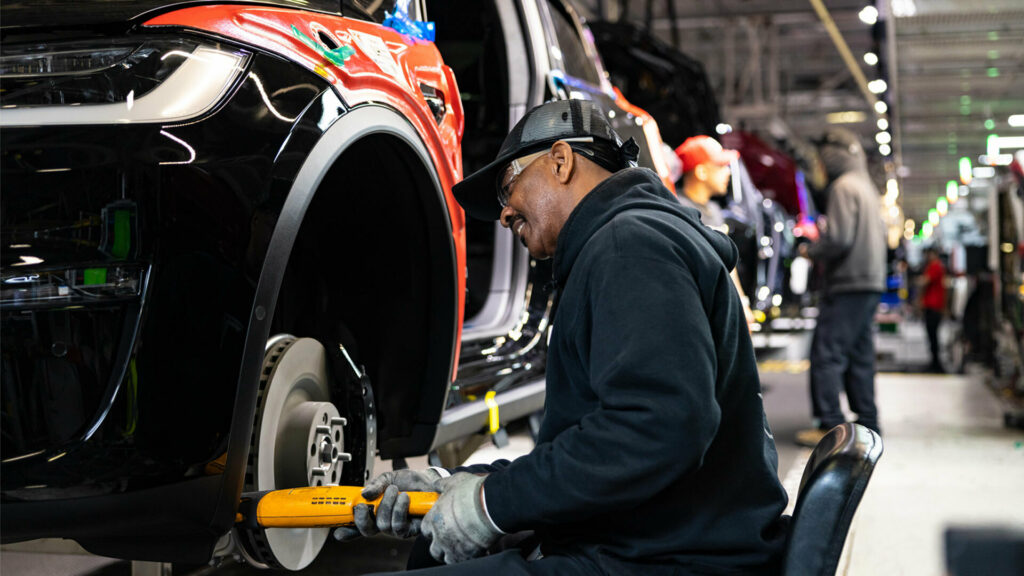  Tesla Gives Workers A Raise As It Tries To Stave Off UAW Push