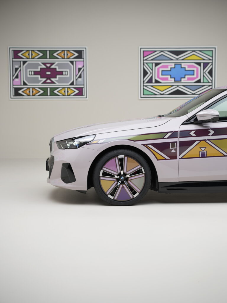 Olvídese de los trabajos de pintura, este BMW i5 Art Car cambia de color a pedido