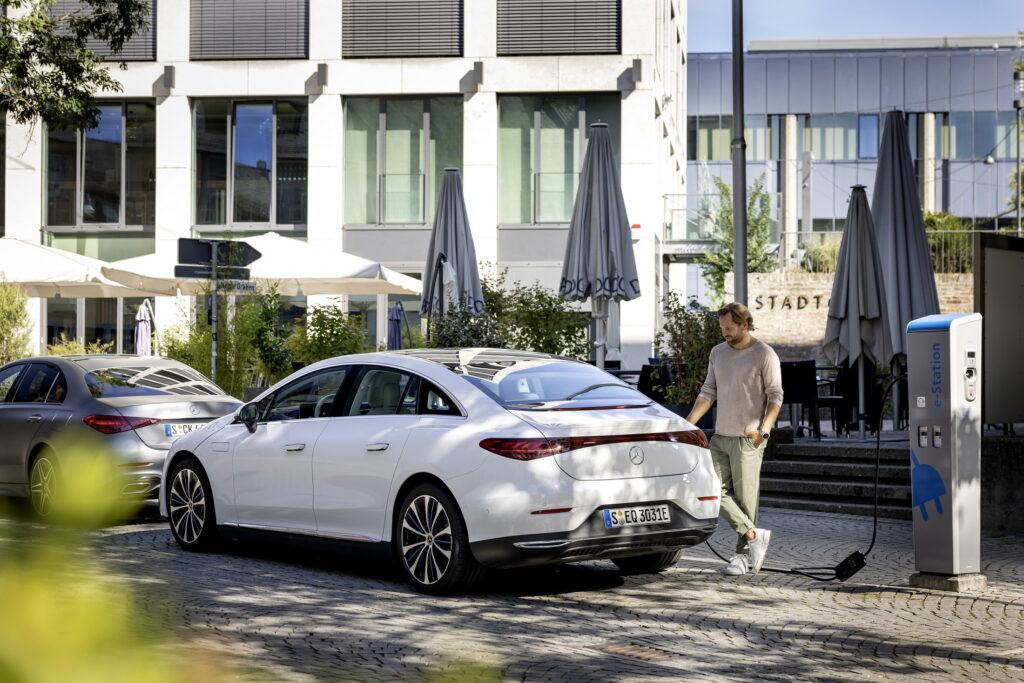  Mercedes Unveils Ultra-Portable &lsquo;Wallbox&rsquo; for Roaming EVs