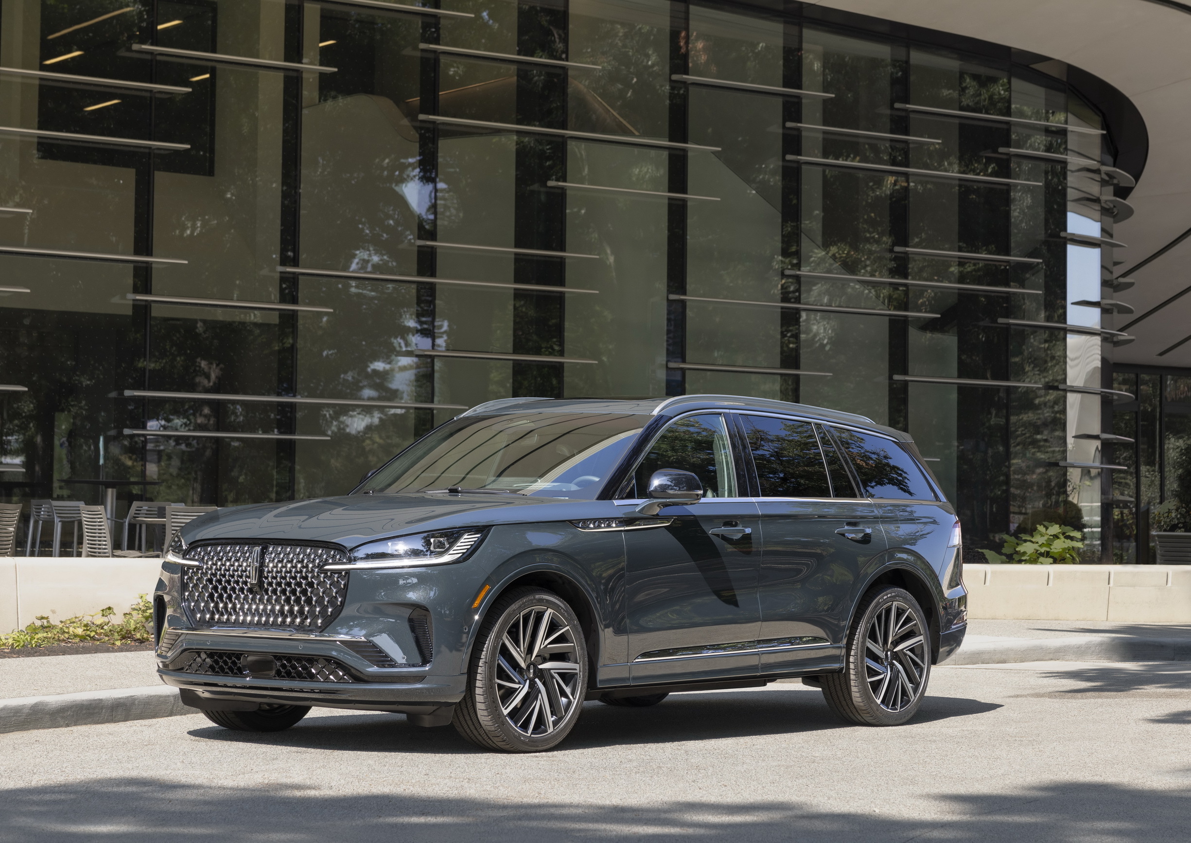 2025 Lincoln Aviator Has A Prettier Face, But Prices Soar By $5,200 To
