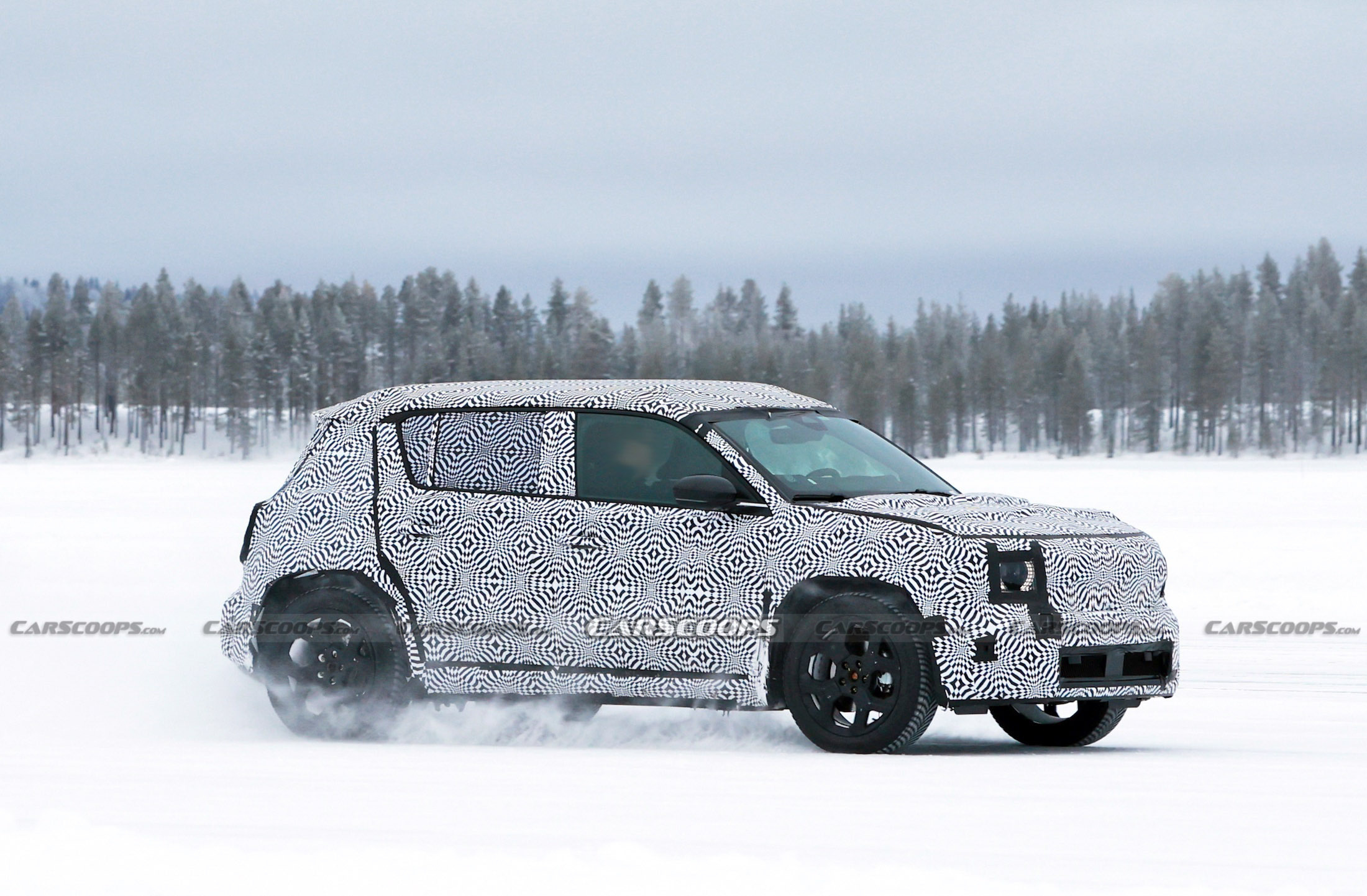 Renault 4 spy shots 00001