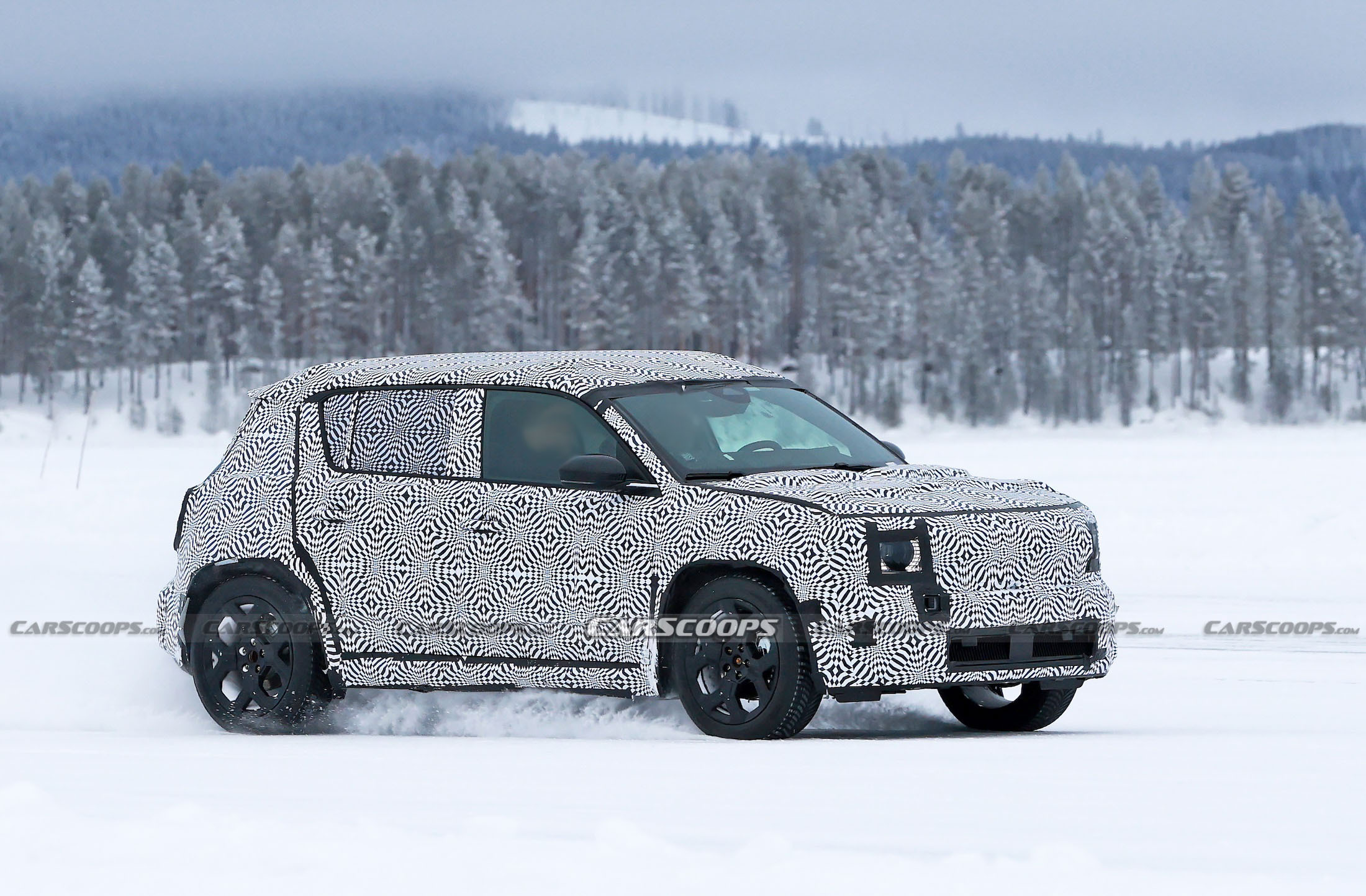 Renault 4 spy shots 00003