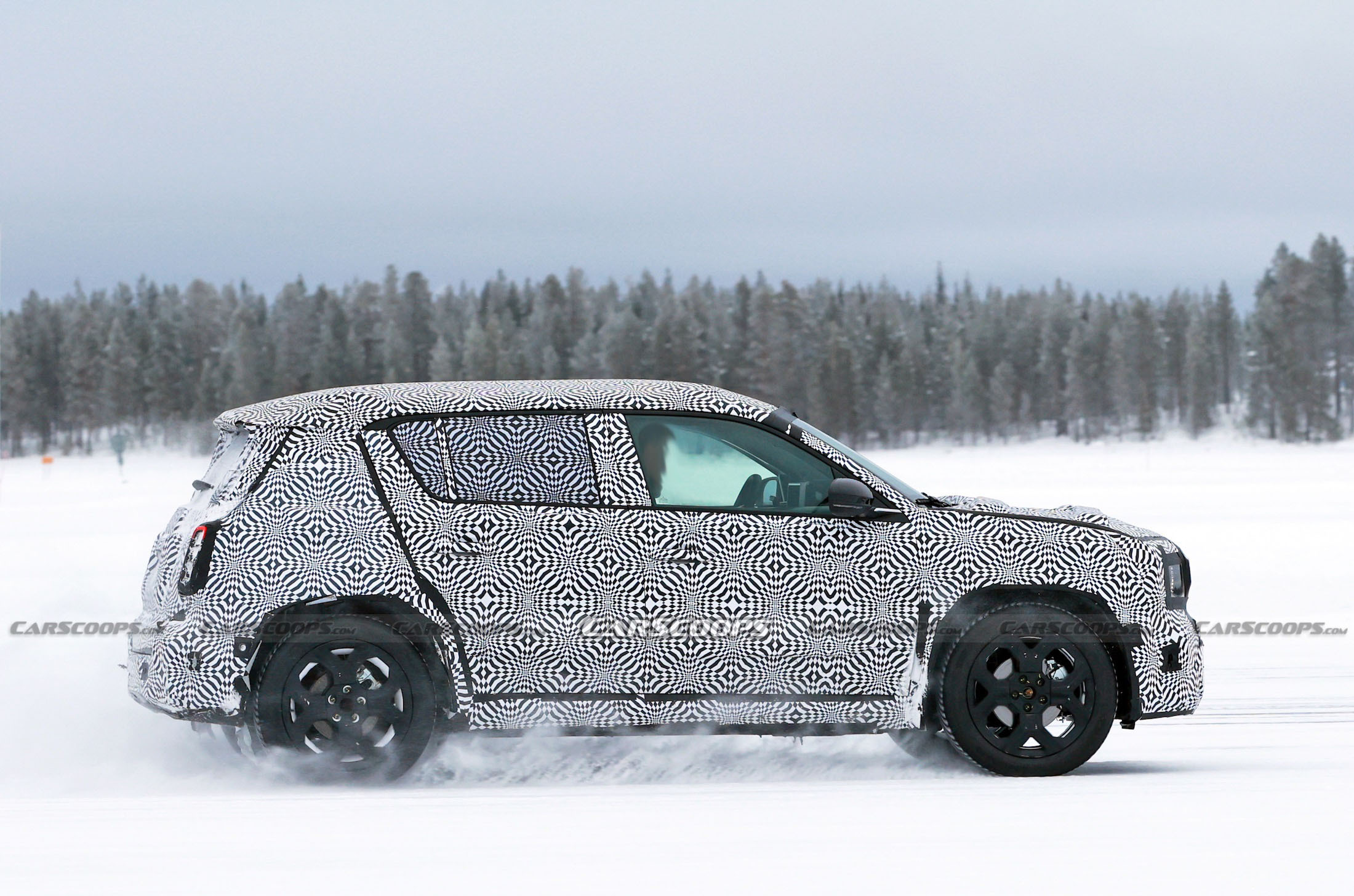 Renault 4 spy shots 00005