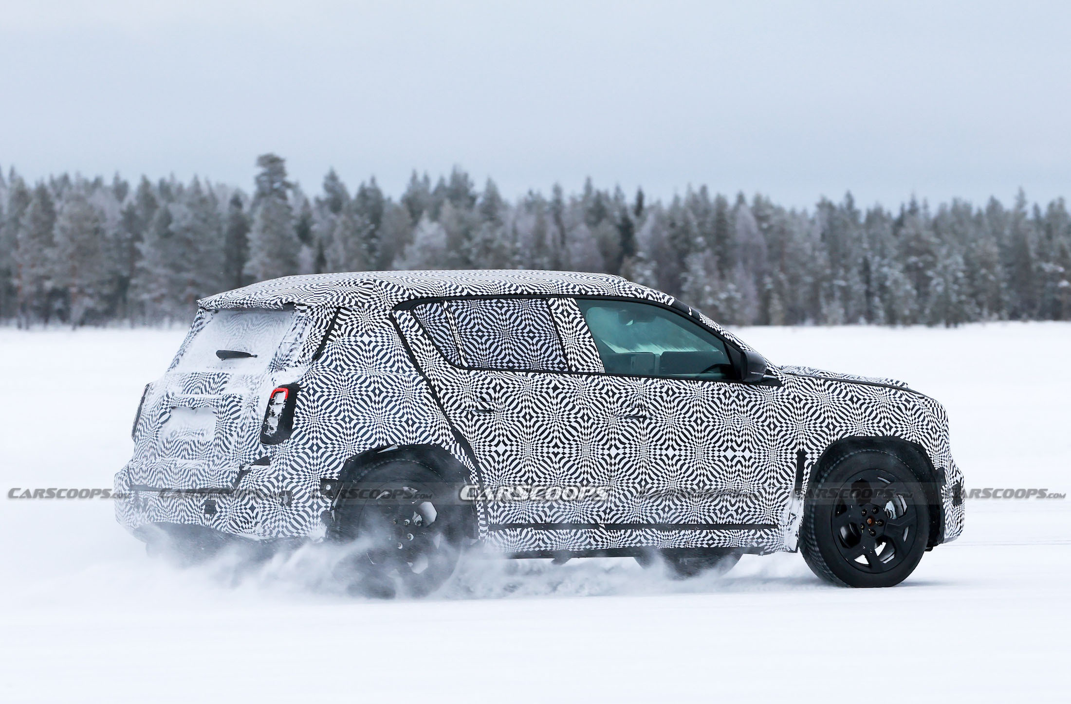 Renault 4 spy shots 00006