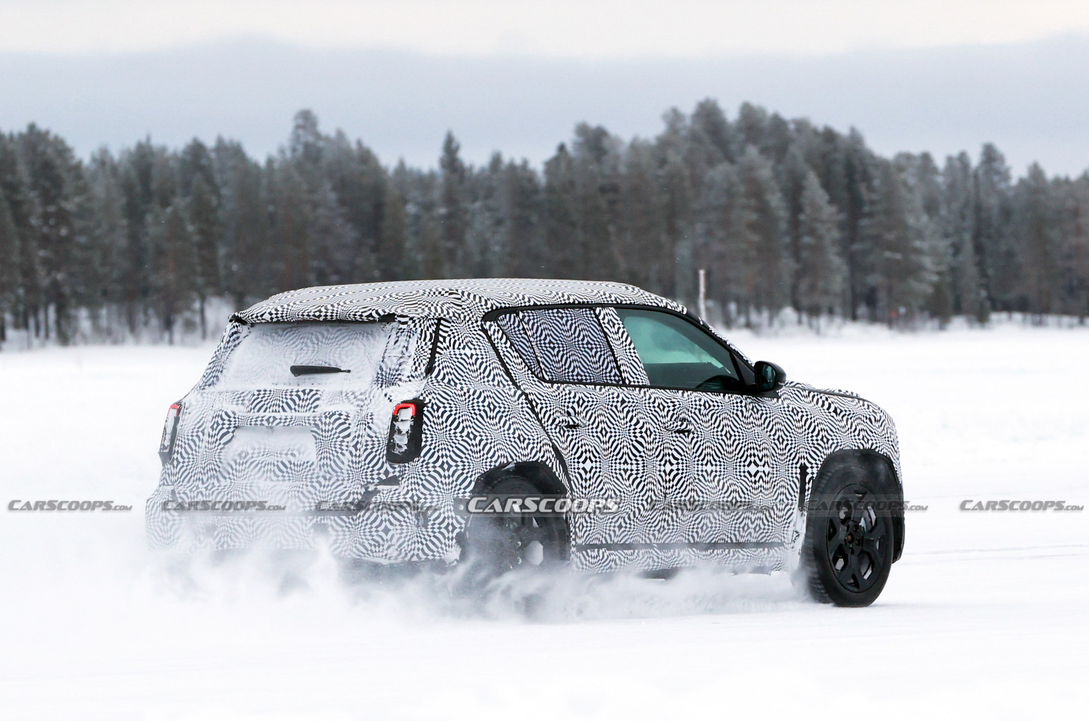 Renault 4 spy shots 00008