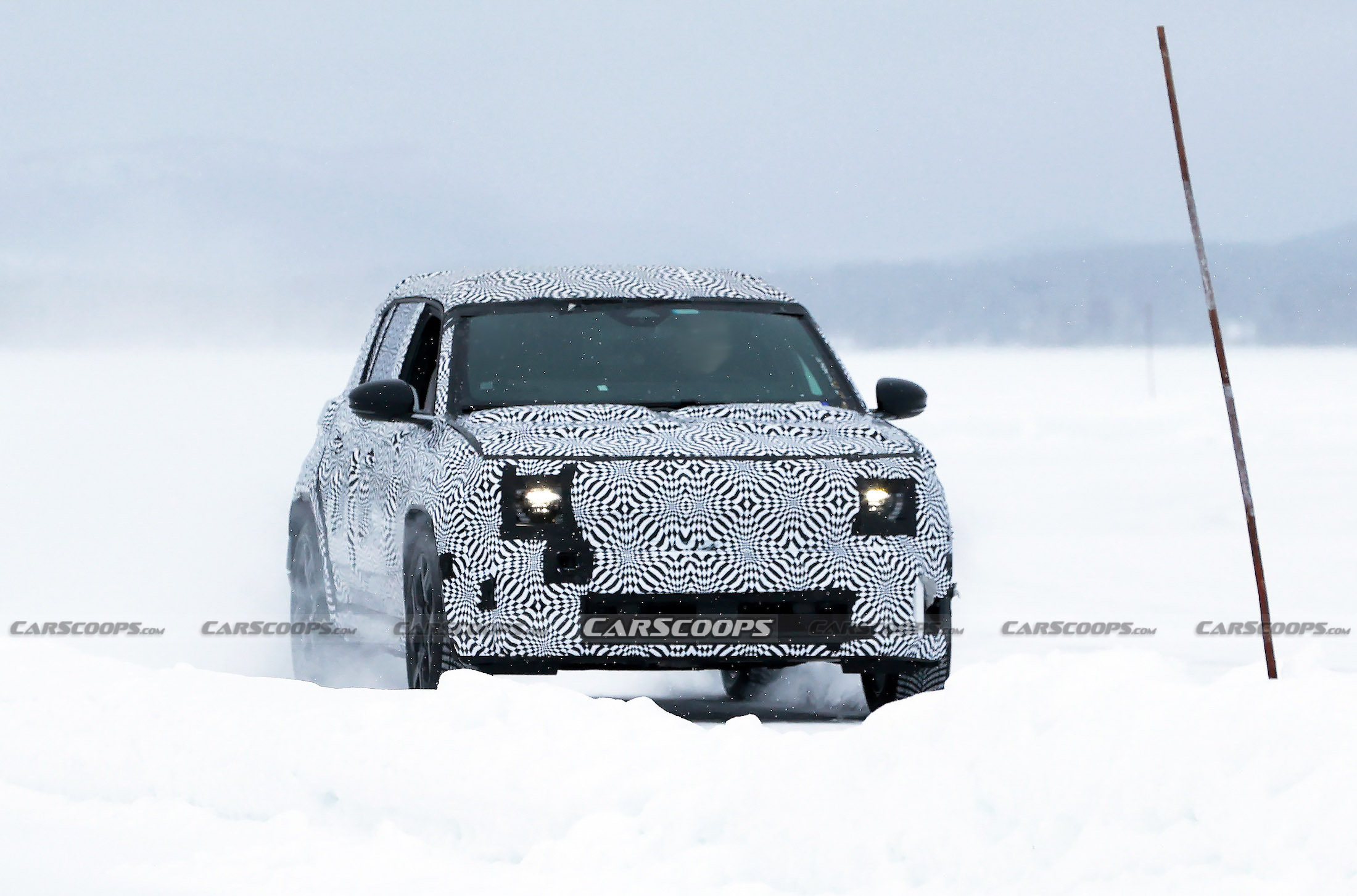 Renault 4 spy shots 00009
