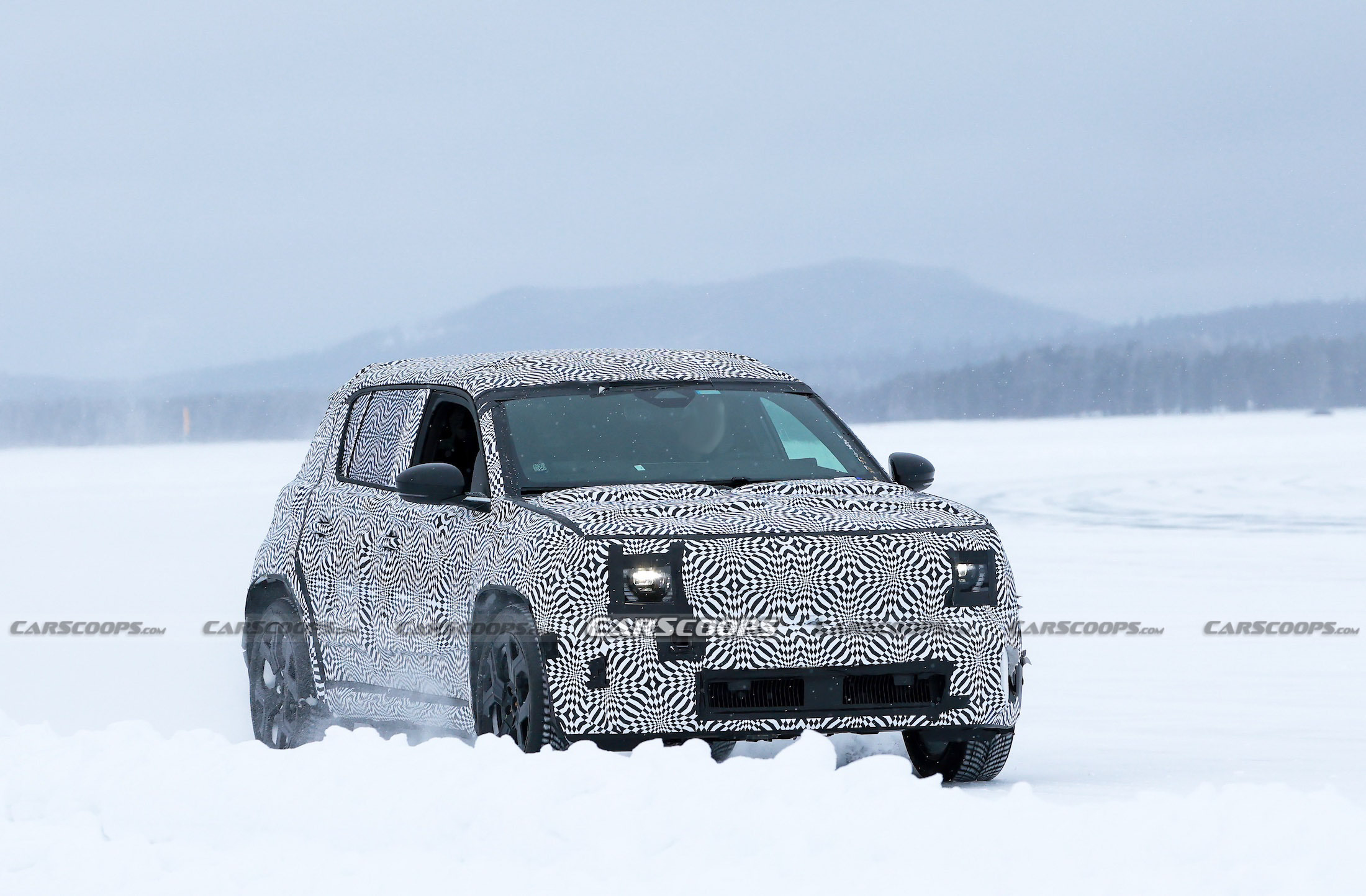 Renault 4 spy shots 00010