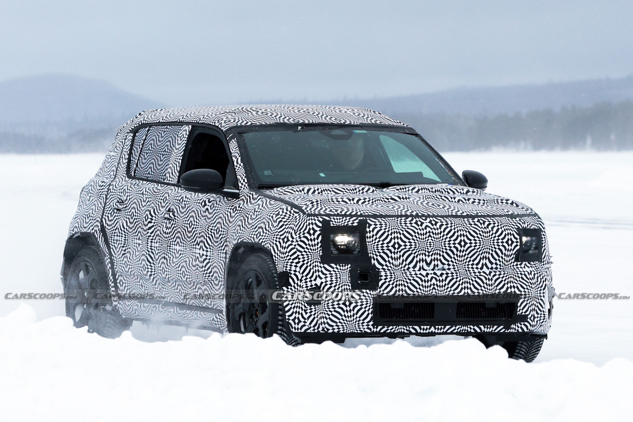 Renault 4 spy shots 00011