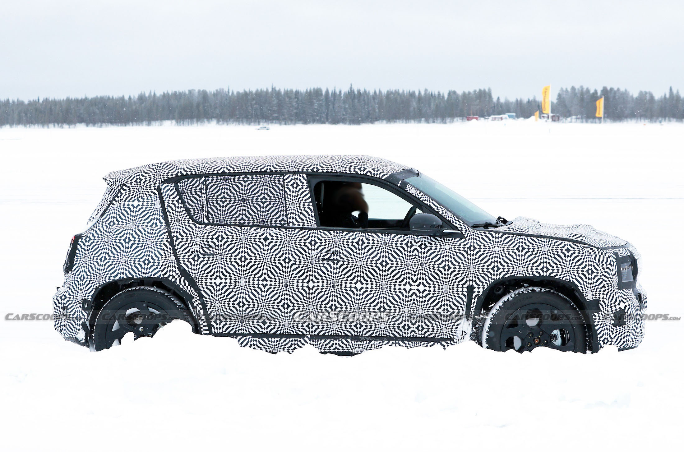 Renault 4 spy shots 00015