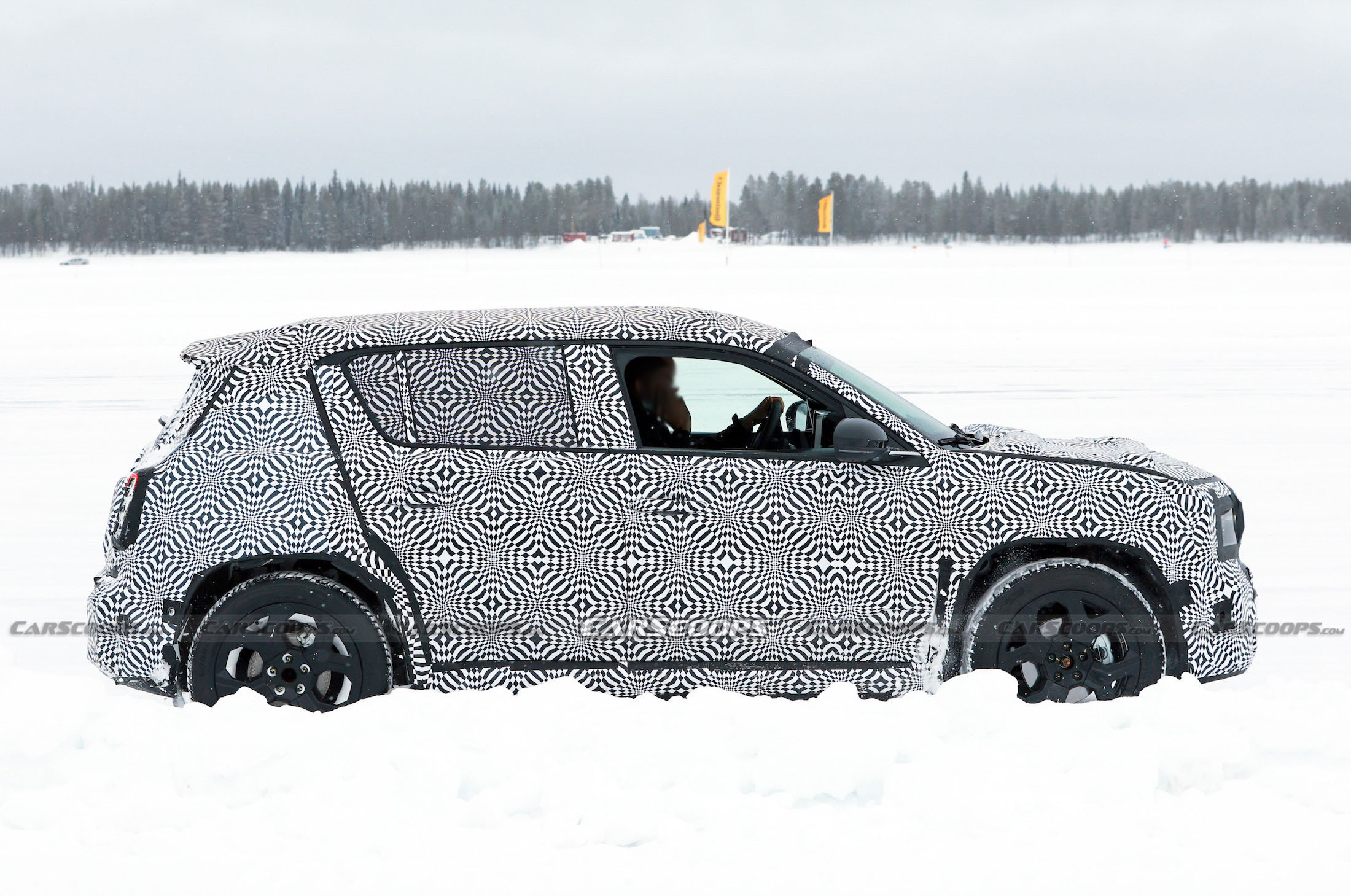 Renault 4 spy shots 00016