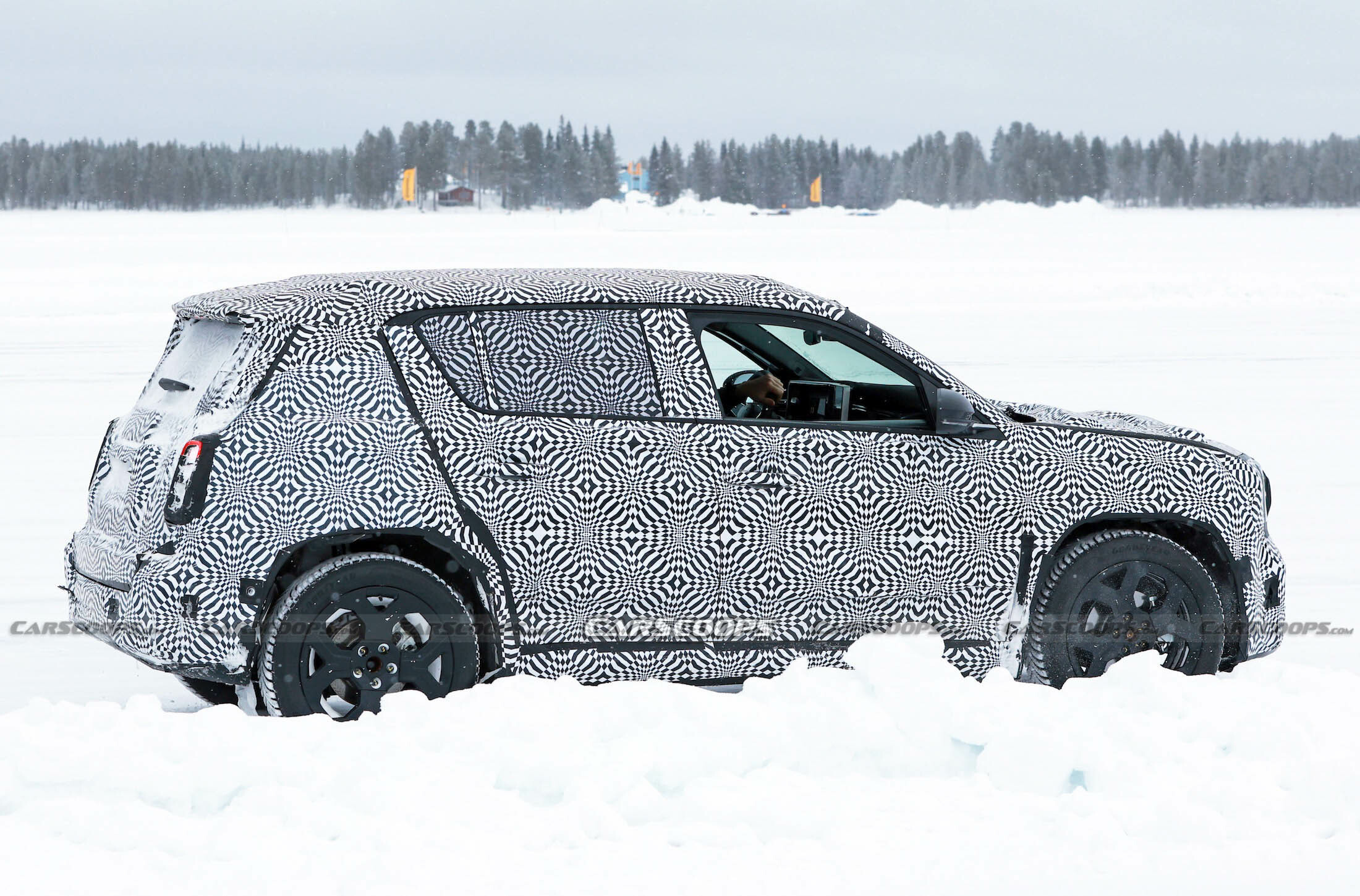 Renault 4 spy shots 00017
