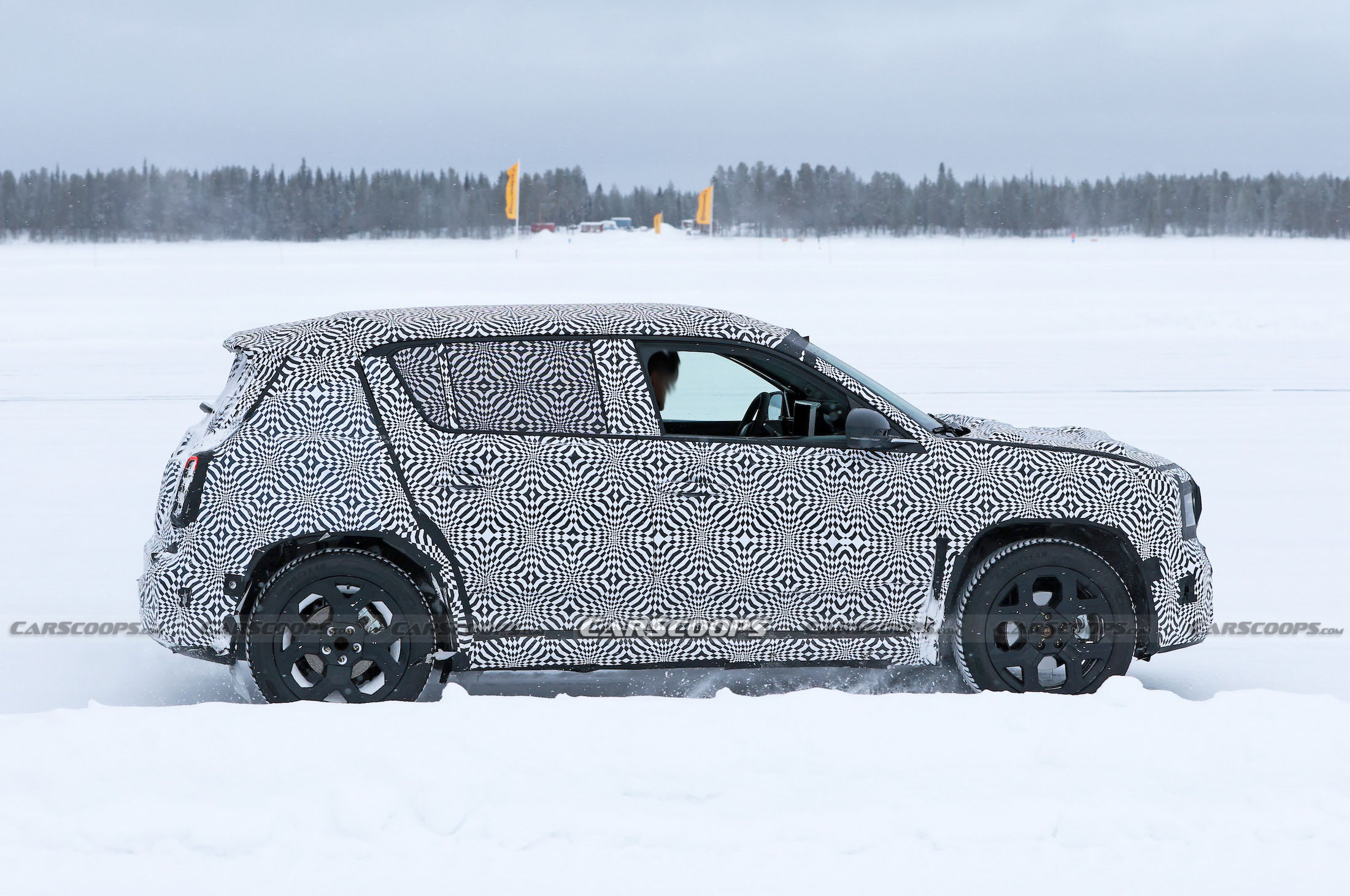 Renault 4 spy shots 00024
