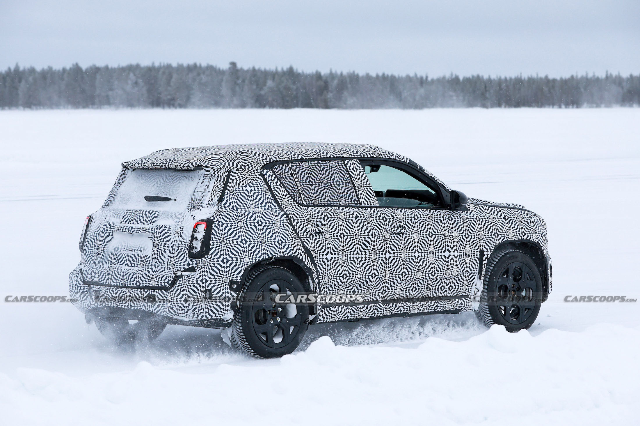 Renault 4 spy shots 00025