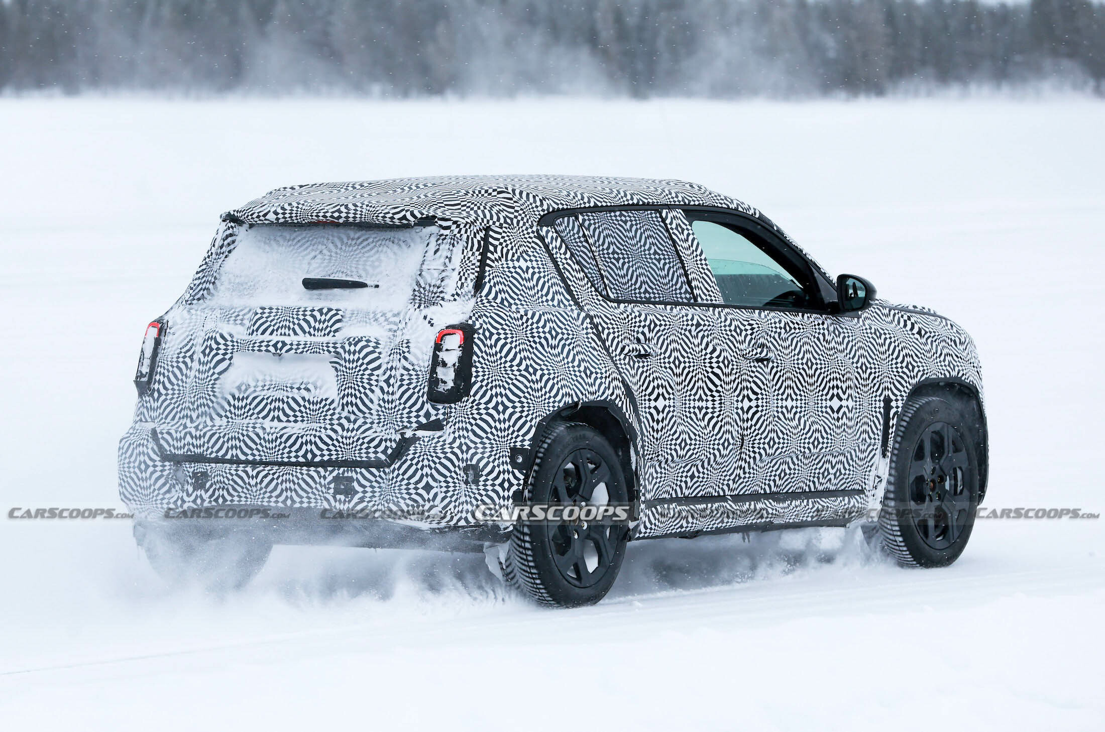 Renault 4 spy shots 00026