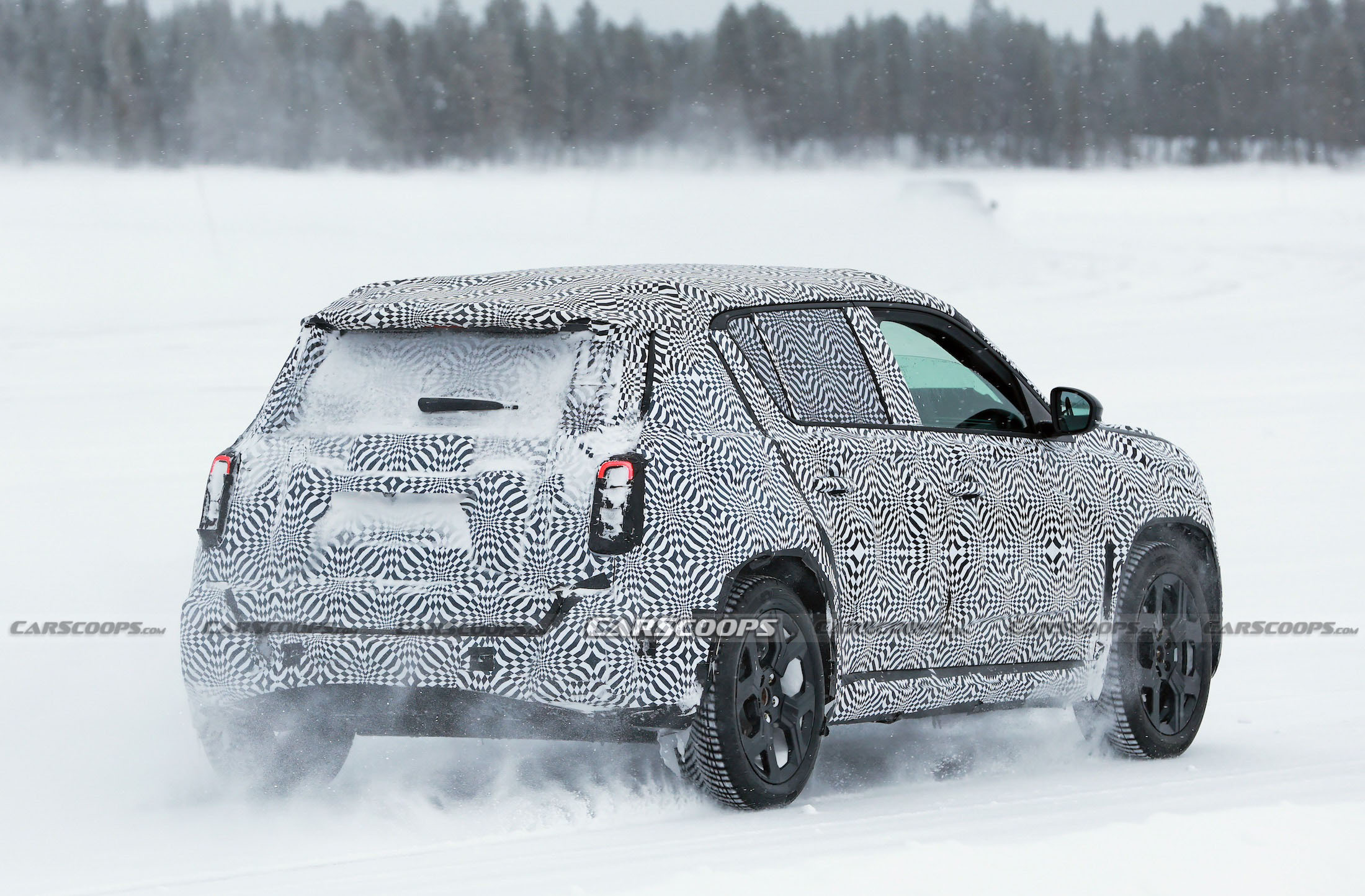 Renault 4 spy shots 00027