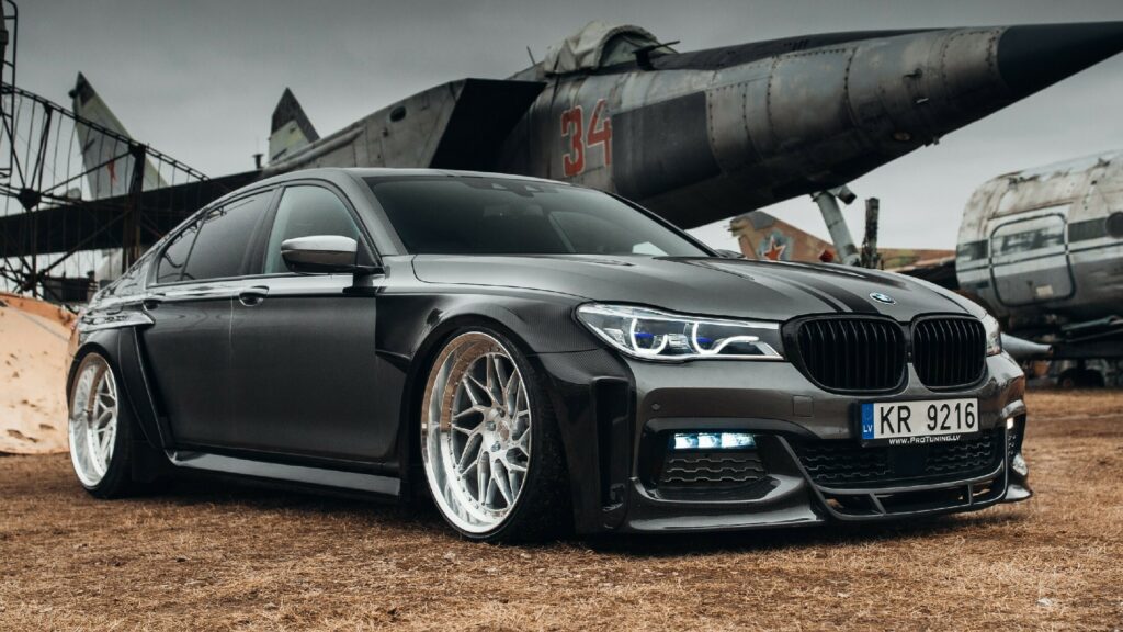  BMW G11 7-Series Tries On A Carbon Fiber WideBody Kit And 22-Inch Wheels