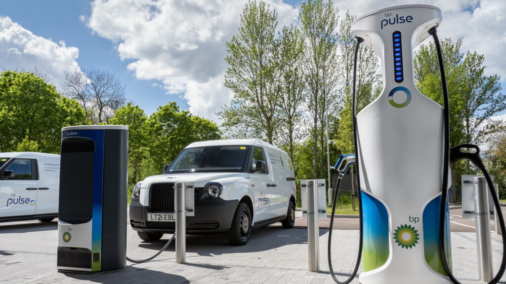     La division de recharge de véhicules électriques de BP supprime 10 % de ses effectifs et réduit ses priorités