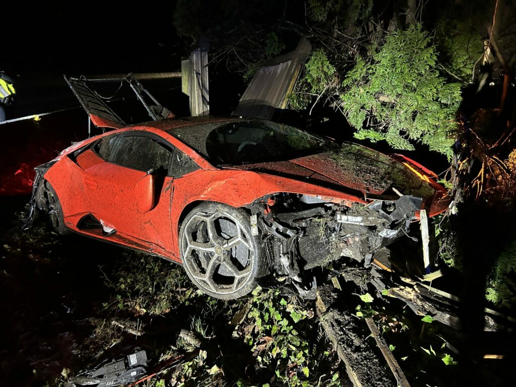     Un garçon de 13 ans détruit une Lamborghini Huracán lors d'une balade nocturne pluvieuse