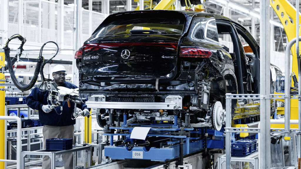  Mercedes Workers In Alabama To File For Vote On Joining UAW This Week