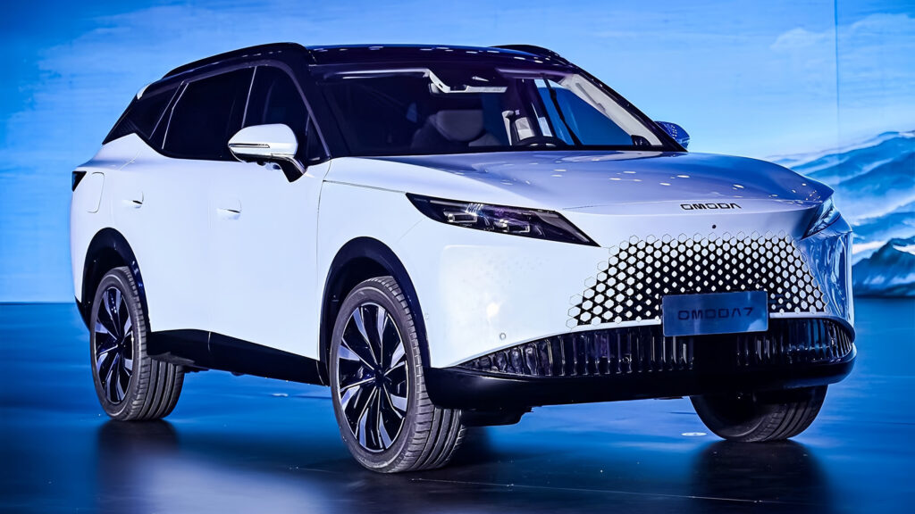  Omoda 7 Is Chery’s Latest Plug-In Hybrid Crossover With A 746-Mile Range